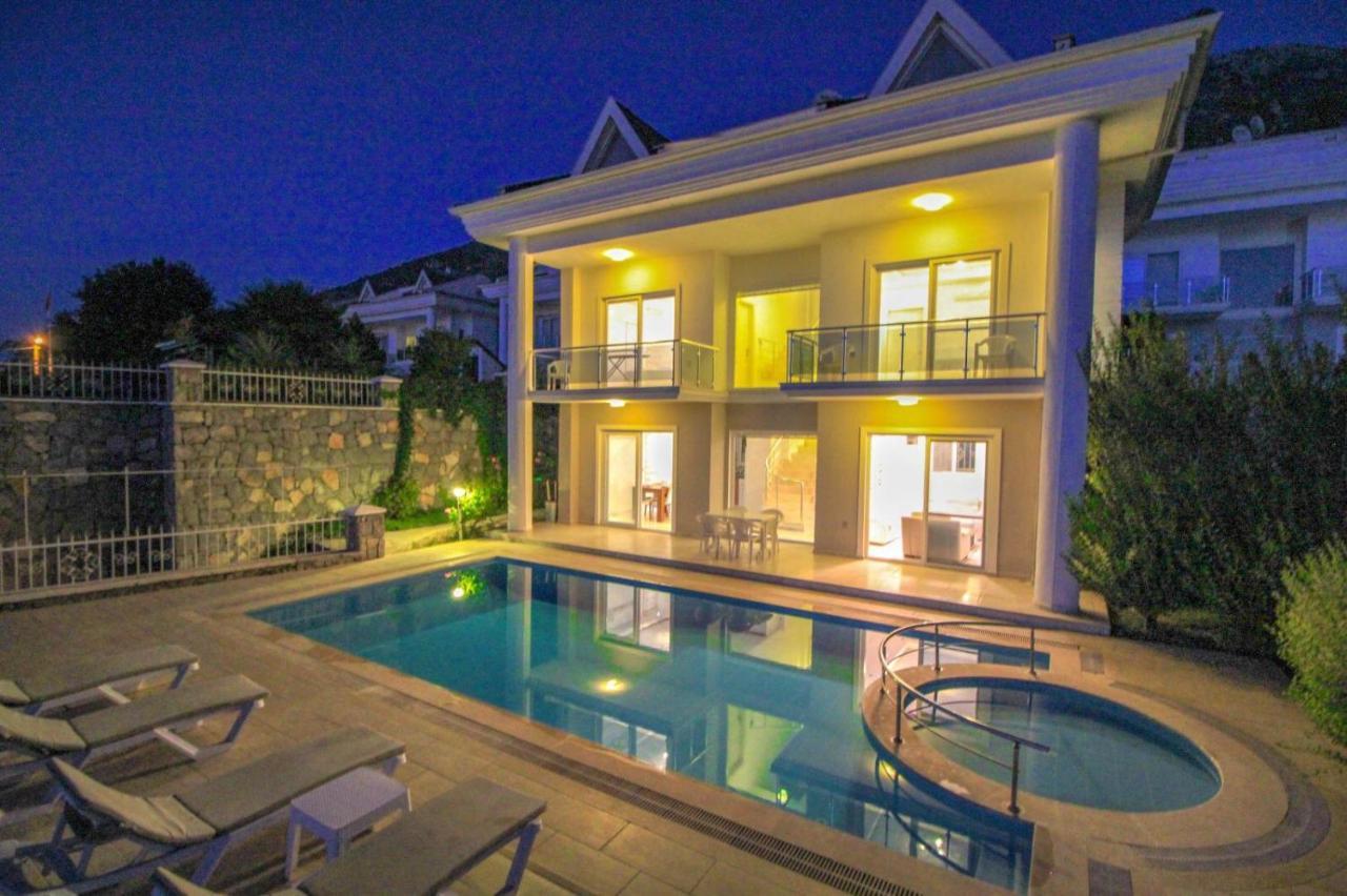 Solo - Adel Villa, 4 Bedroom Private At *