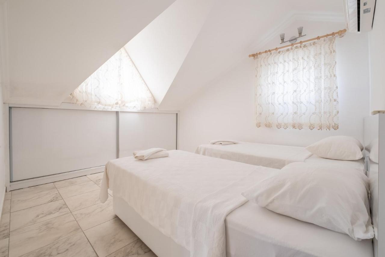 Solo - Adel Villa, 4 Bedroom Private At *