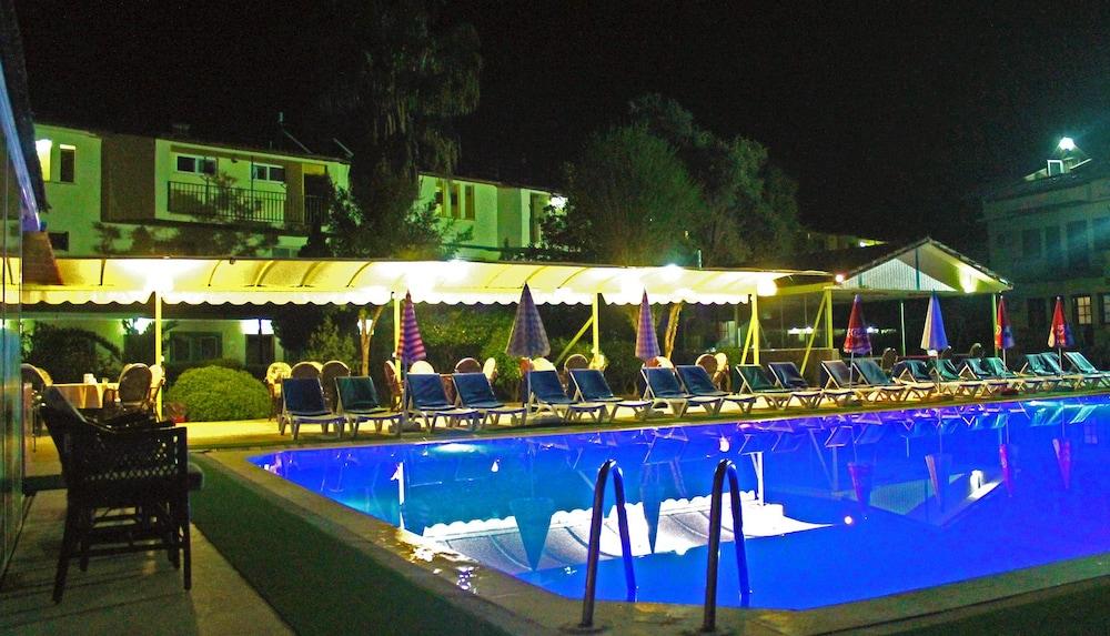 Carmina Hotel