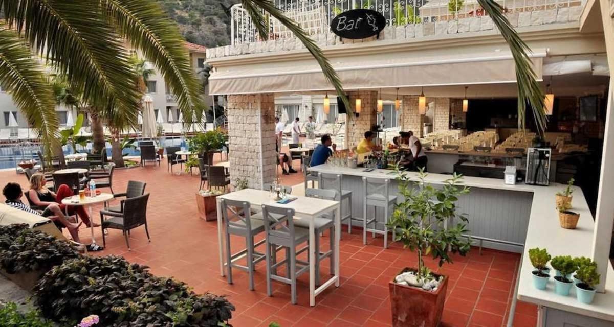 Otel Random By Lookbookholiday