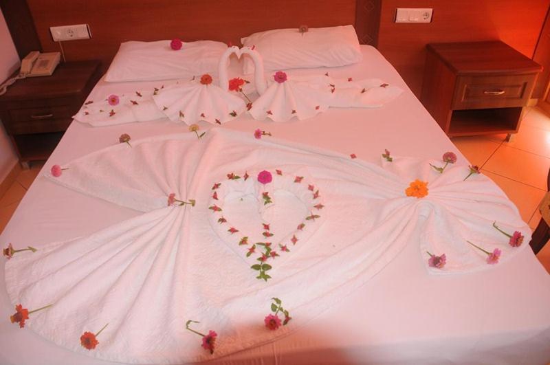 Otel Random By Lookbookholiday