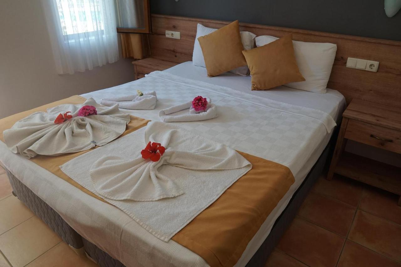Otel Random By Lookbookholiday