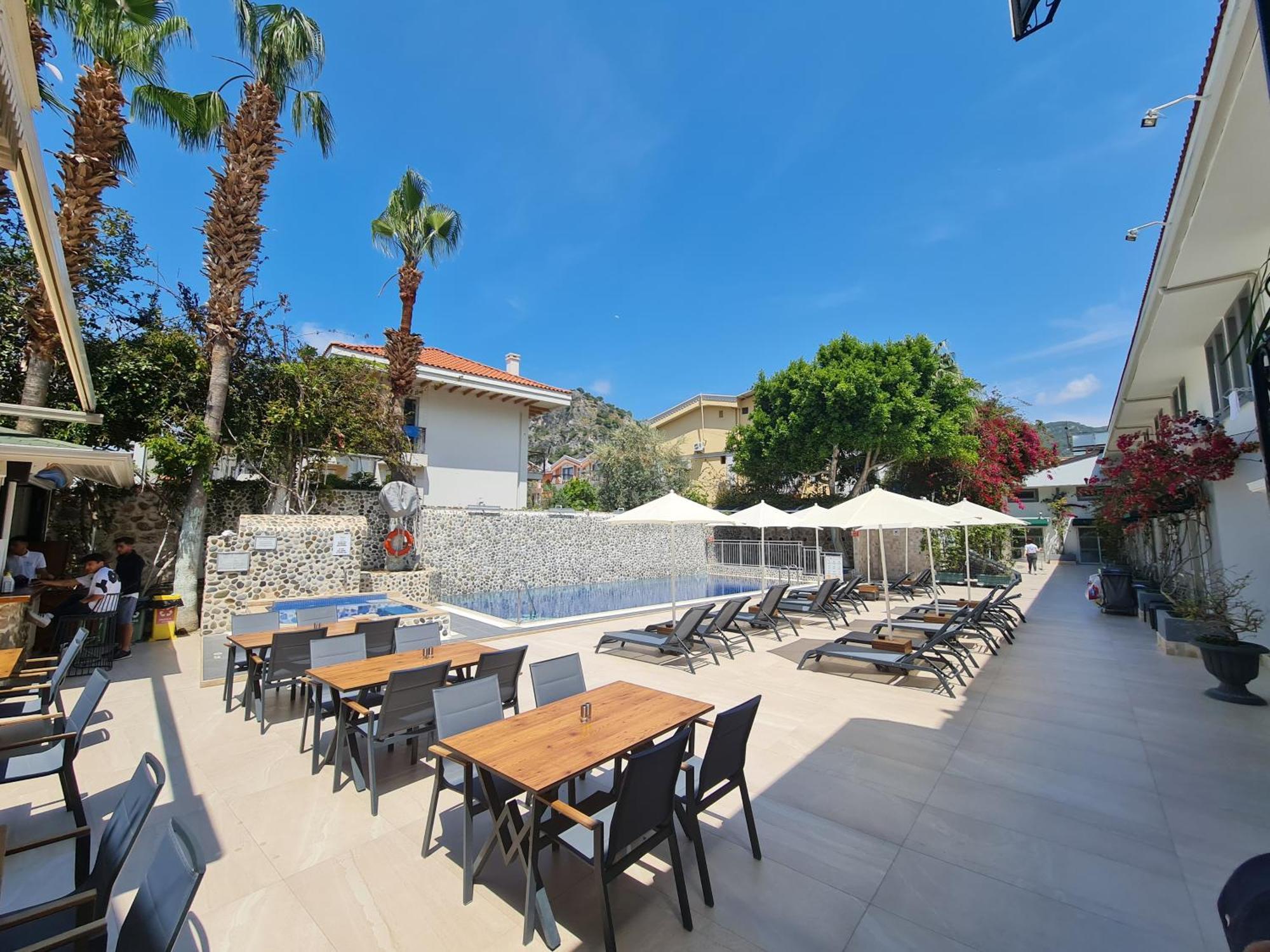 Tonoz Hotel