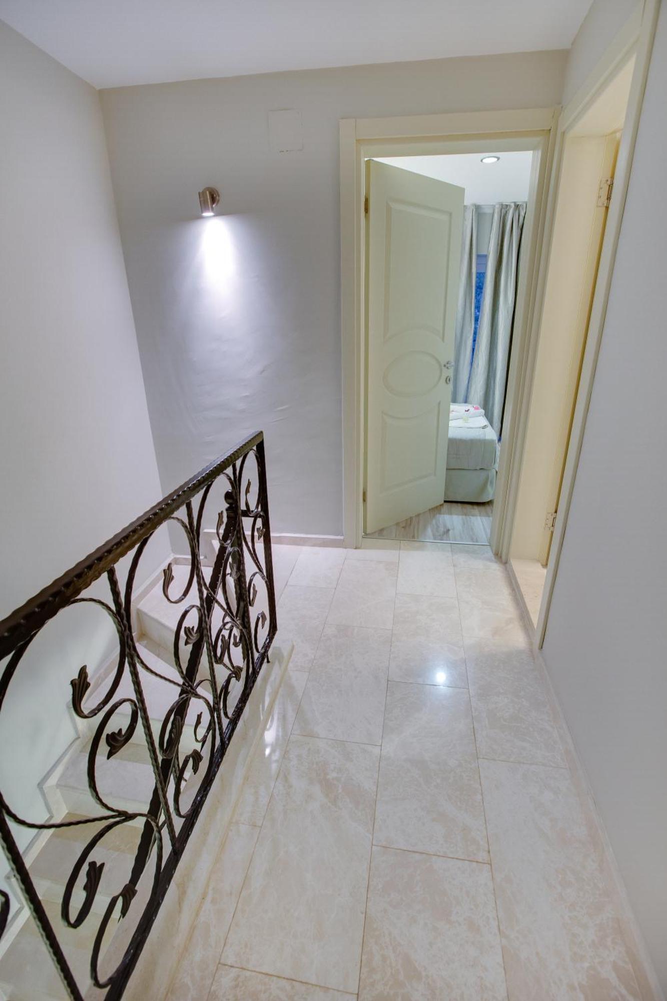 Pinehill Hotel&suites 3*