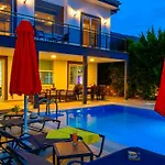 Blue - 4 Bedroom Holiday Villa In Hisaroenue