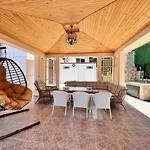 Luxury 7-Bed Villa With Pool And Jacuzzi Fethiye