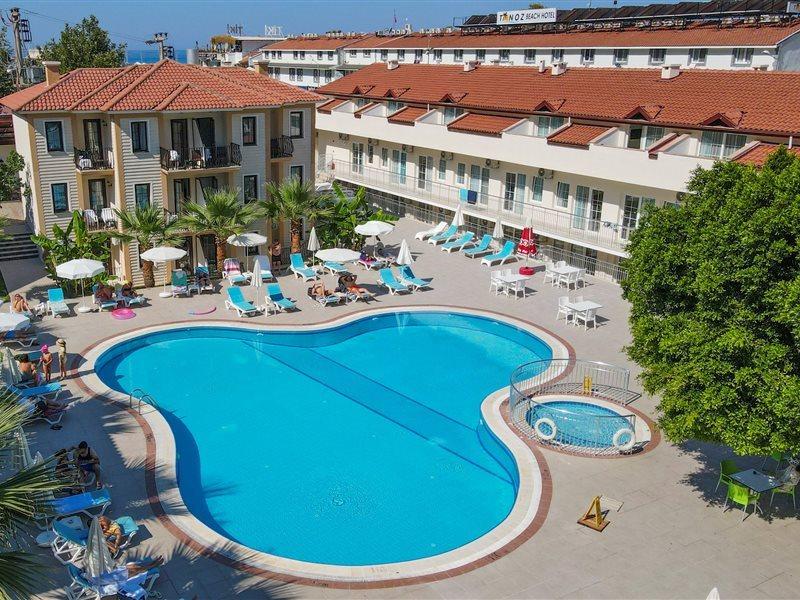 Hotel Random By Lookbookholiday 3*