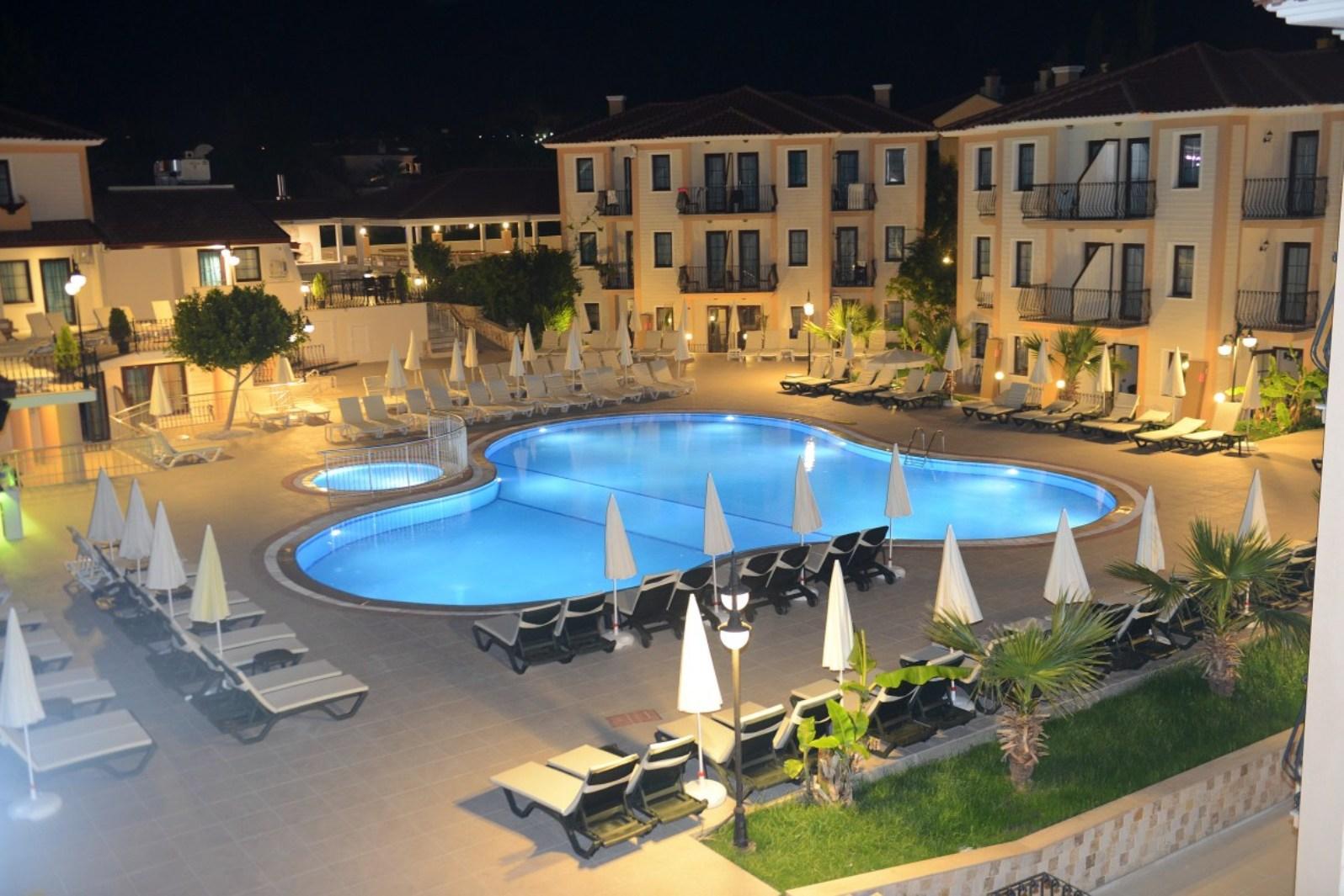 Hotel Random By Lookbookholiday 3*