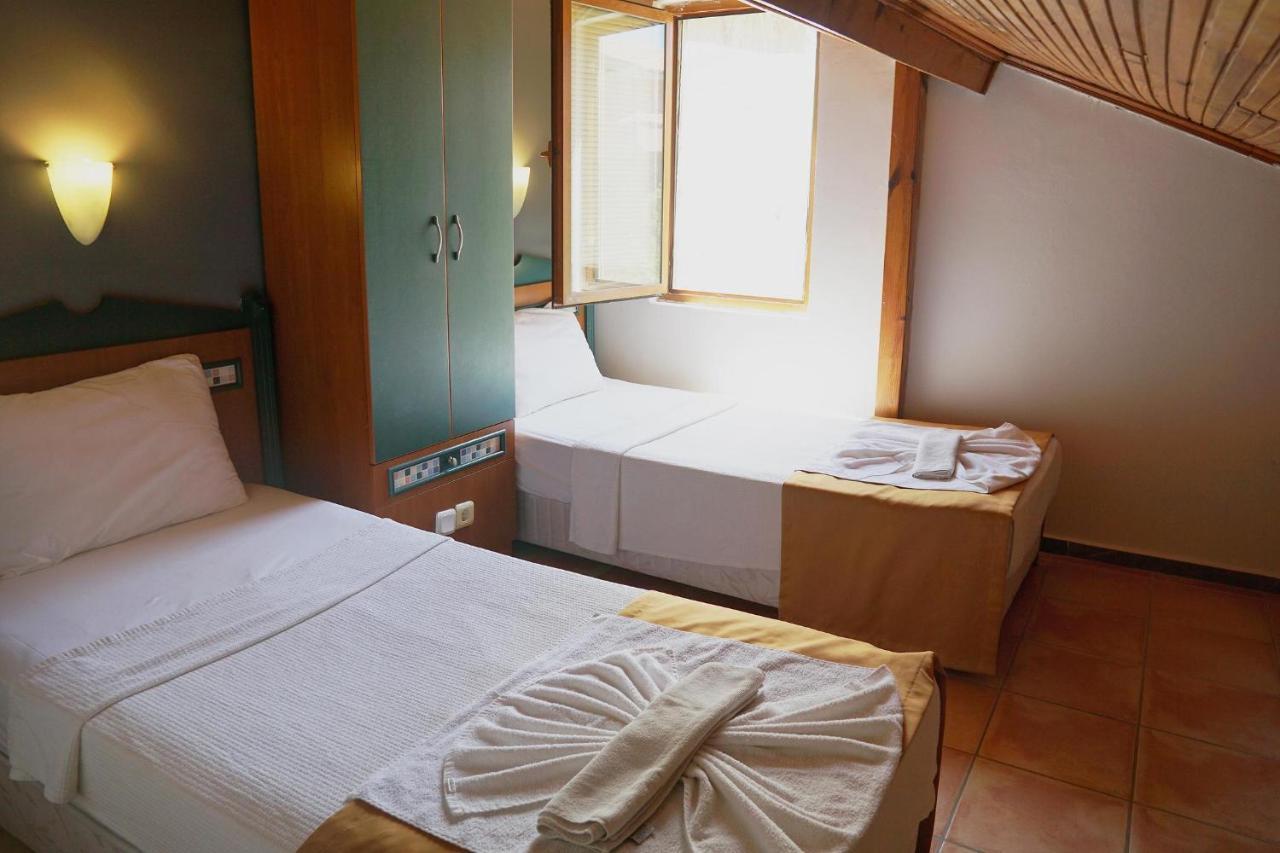 Hotel Random By Lookbookholiday 3*