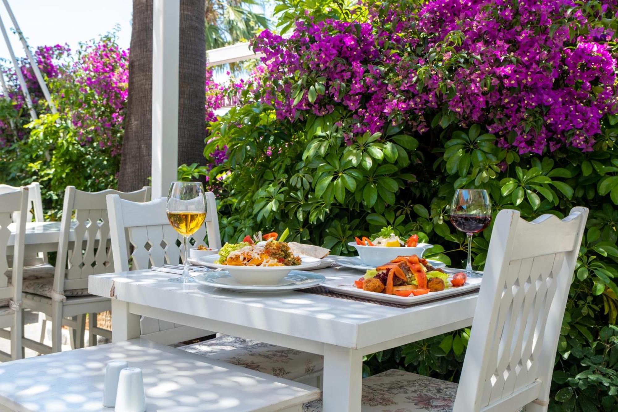 Hotel Sea Breeze Hotel&apartments 4*