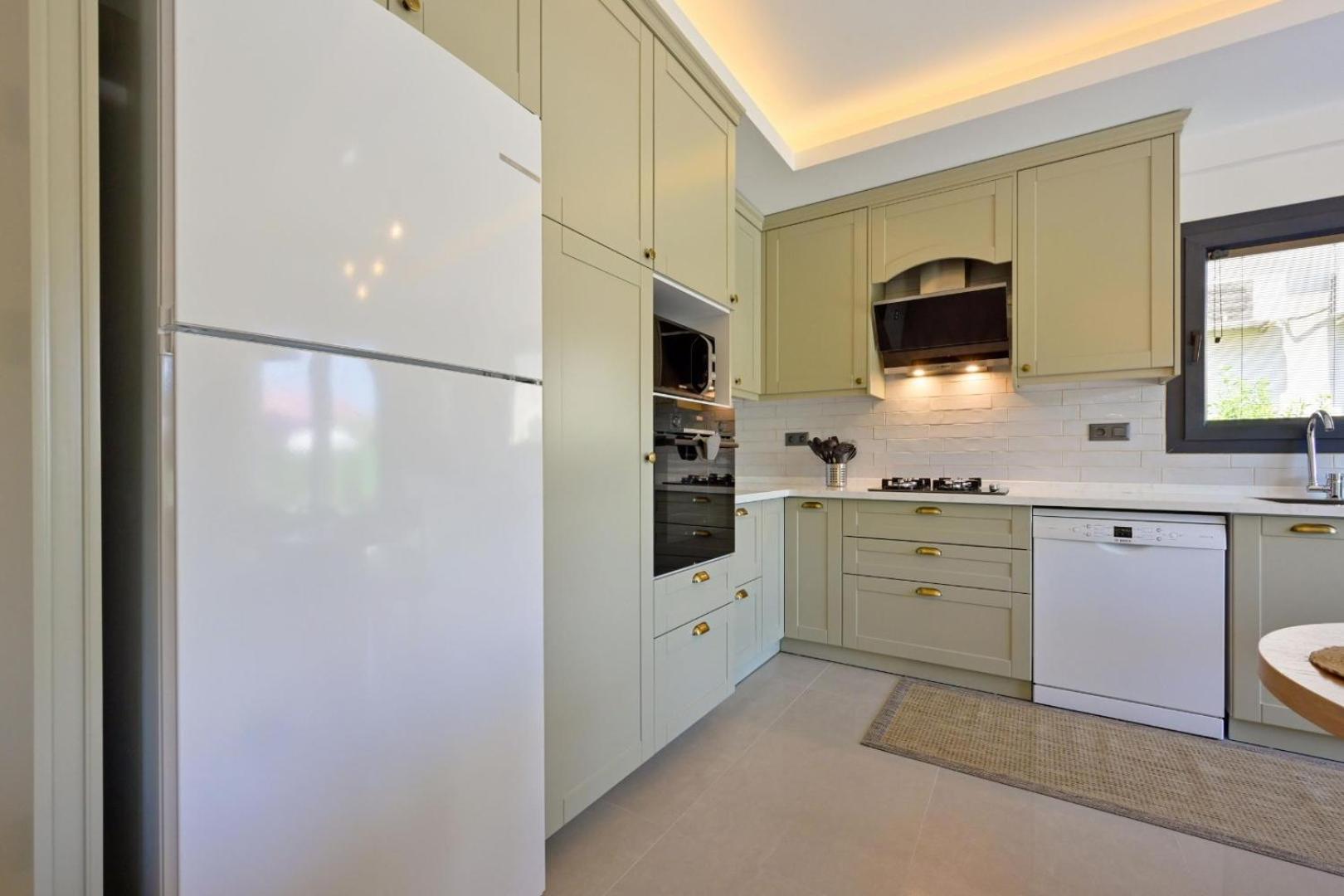 Villa Mango 4 Bedroom For Rent In *