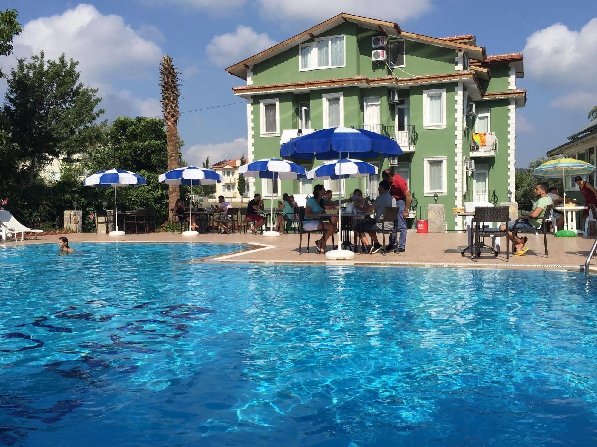 The Valley Hotel 2*
