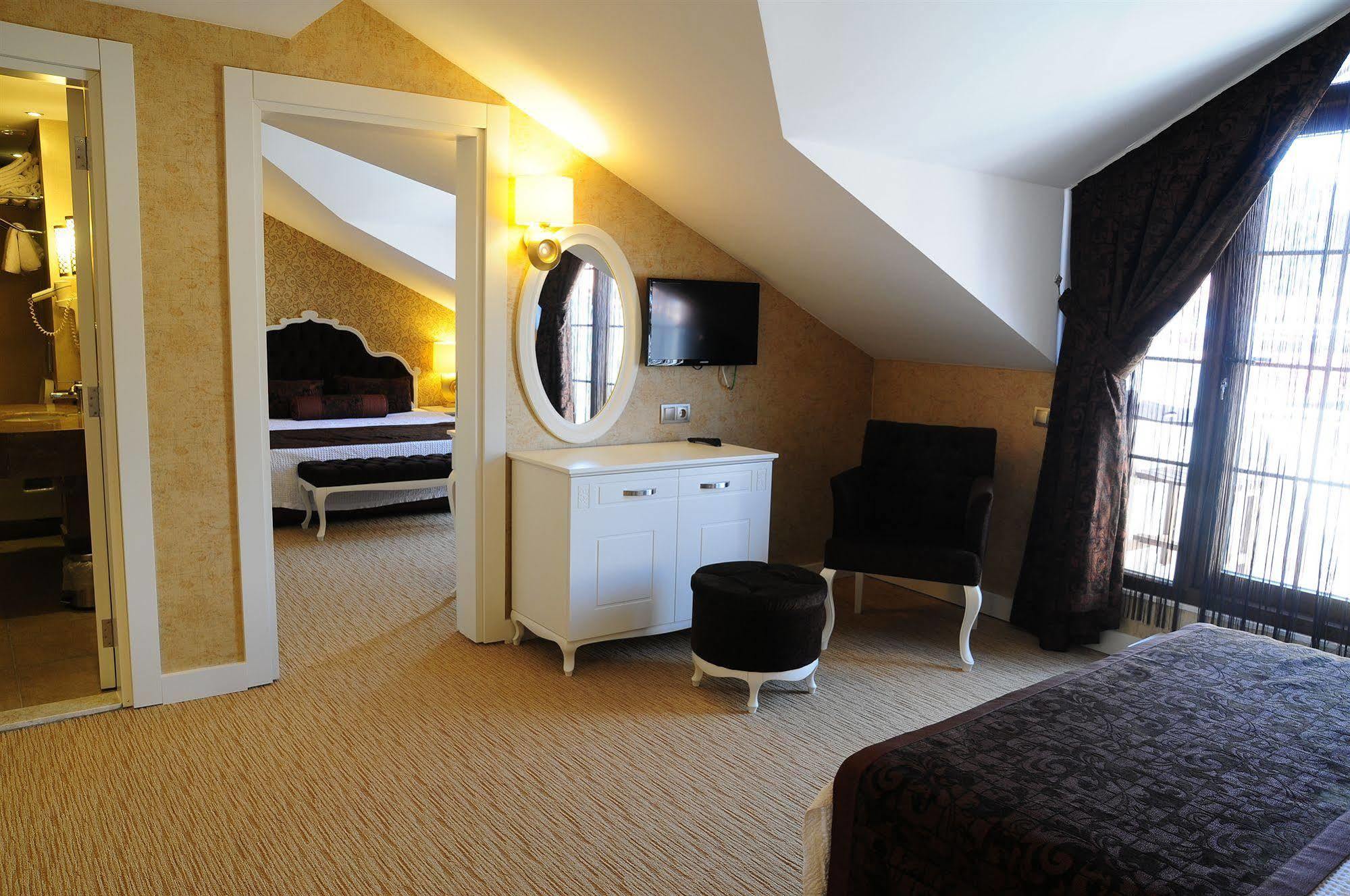 Deluxe Hotel