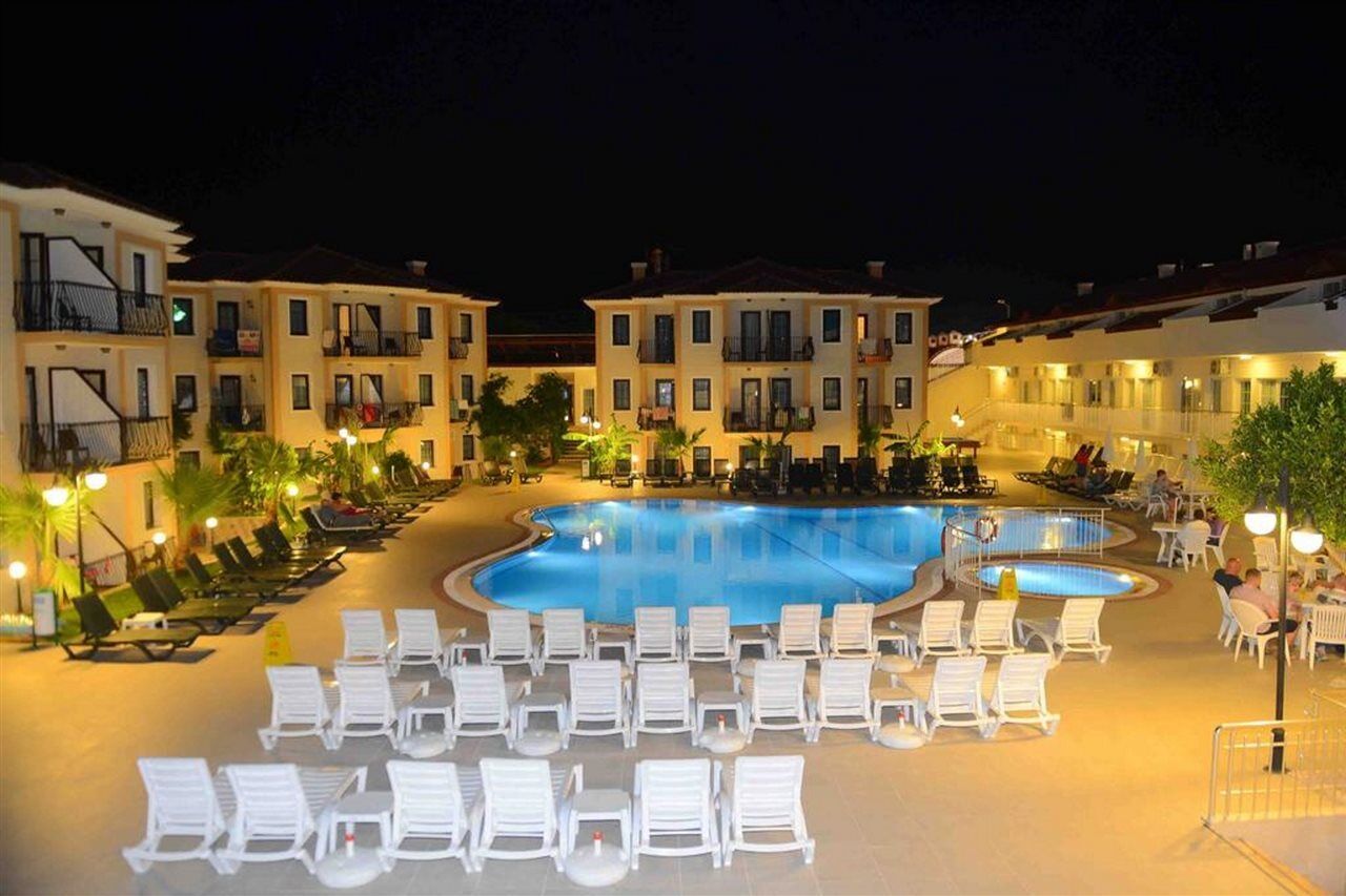 Hotel Random By Lookbookholiday 3*
