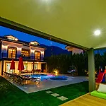 Blue - 4 Bedroom Holiday Villa In Hisaroenue