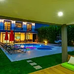 Blue - 4 Bedroom Holiday Villa In Hisaroenue