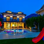 Blue - 4 Bedroom Holiday Villa In Hisaroenue