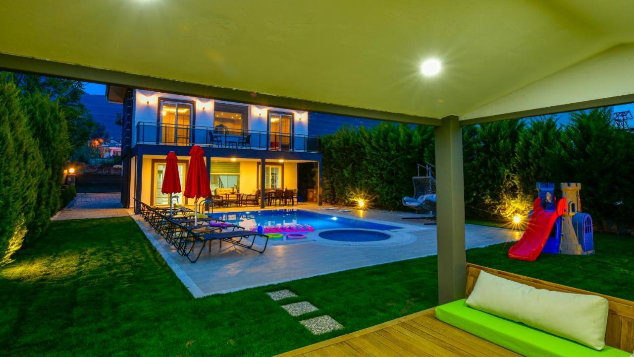 Blue - 4 Bedroom In Hisaroenue Villa