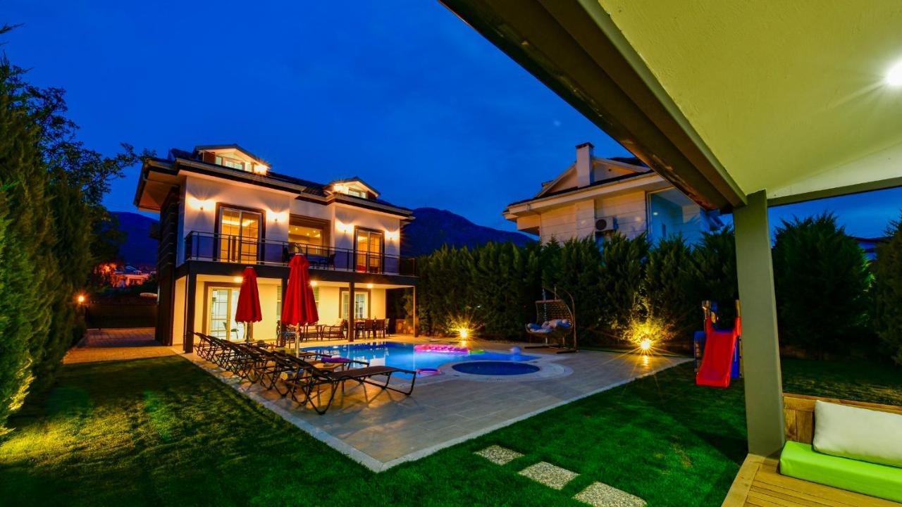 Villa Blue - 4 Bedroom In Hisaroenue *