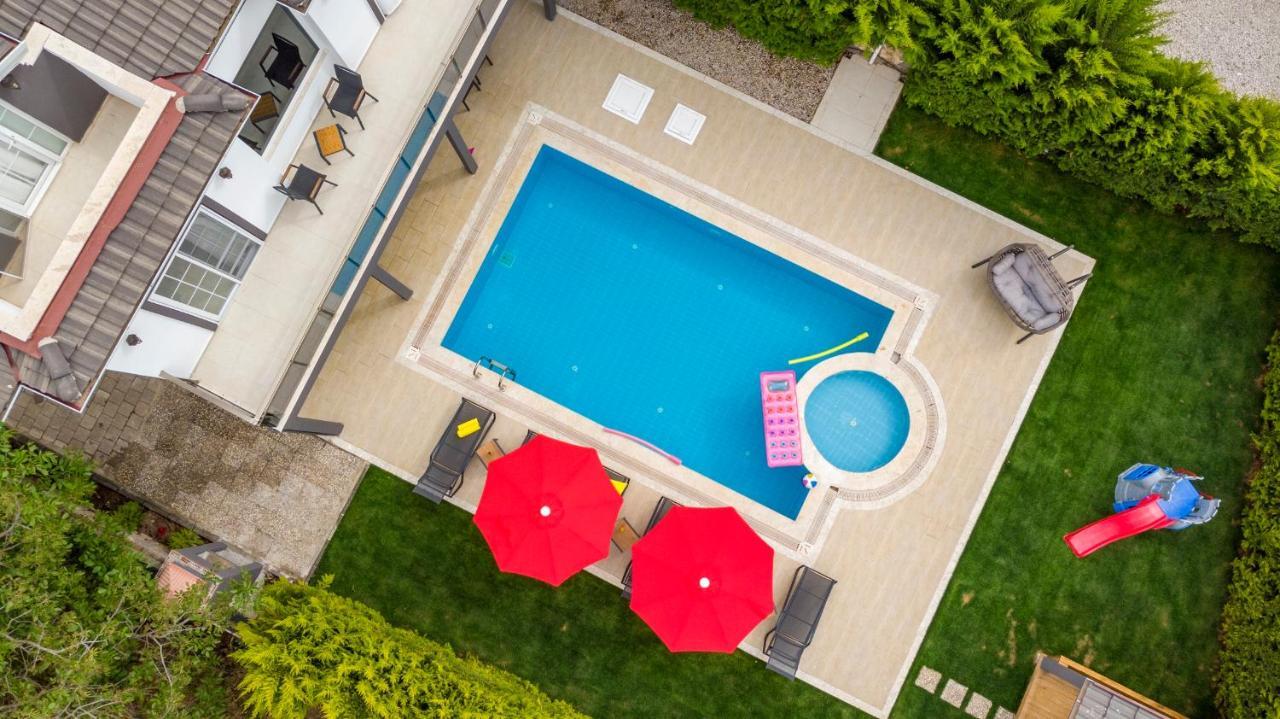 Blue - 4 Bedroom In Hisaroenue Villa