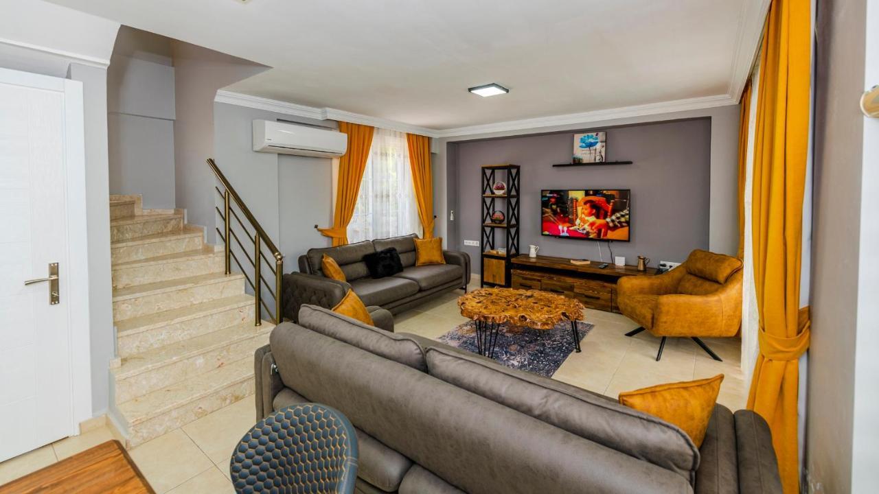 Blue - 4 Bedroom In Hisaroenue Villa