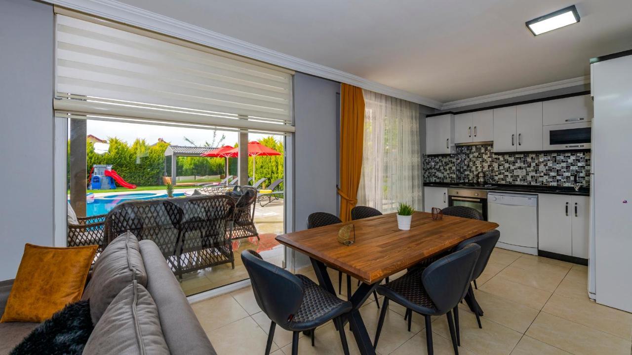 Blue - 4 Bedroom In Hisaroenue Villa