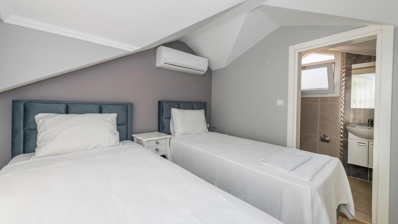 Blue - 4 Bedroom In Hisaroenue Villa