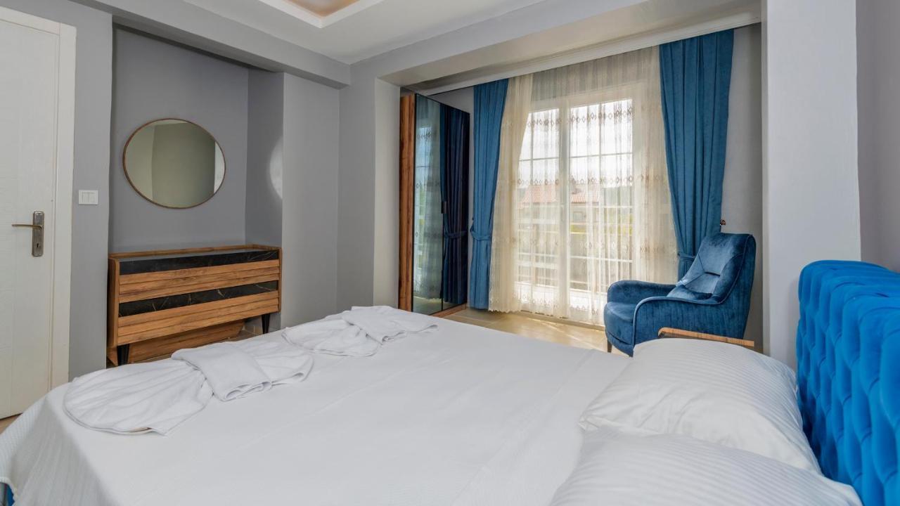 Blue - 4 Bedroom In Hisaroenue Villa