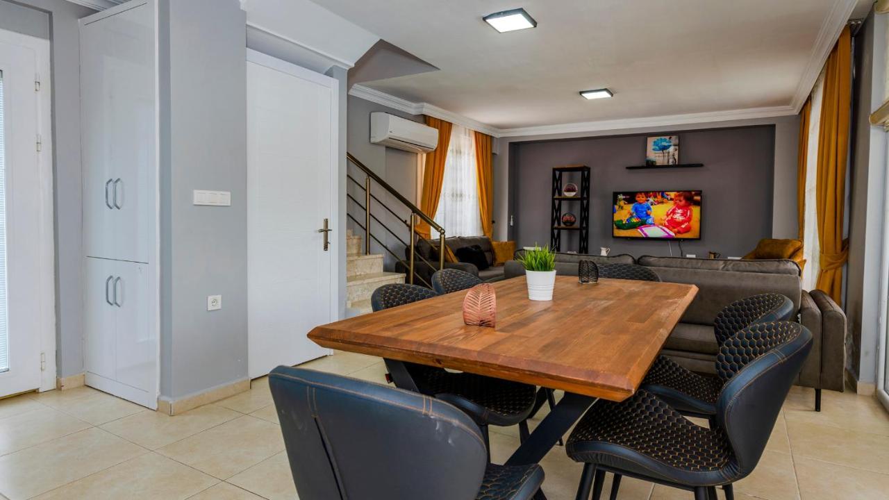 Blue - 4 Bedroom In Hisaroenue Villa