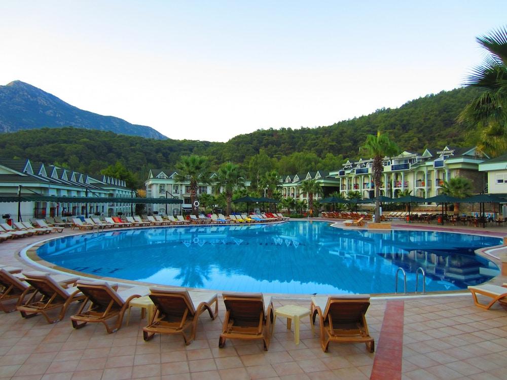 Hotel Forest Village