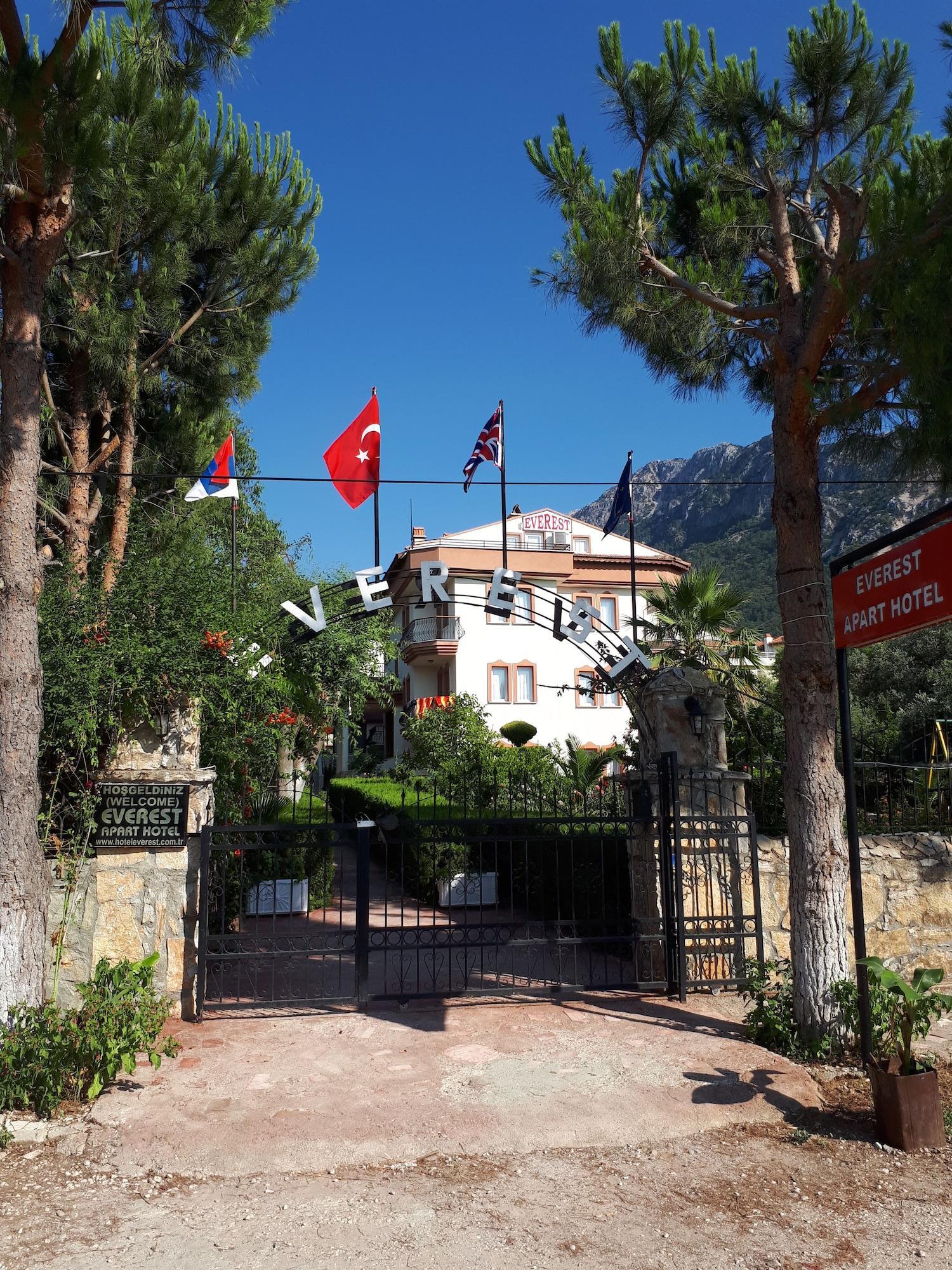 Aparthotel Everest 2*