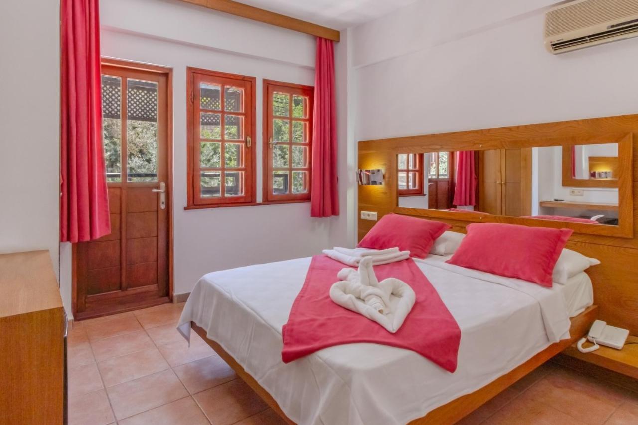 Hotel Club Pink Palace 3*