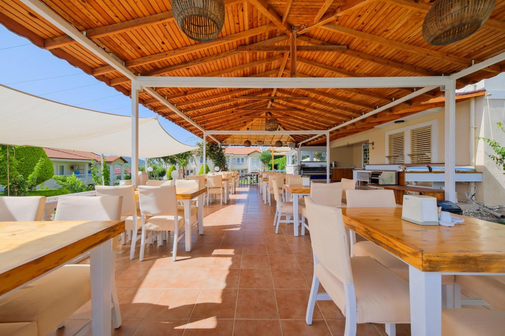 Larimar Hotel 2*