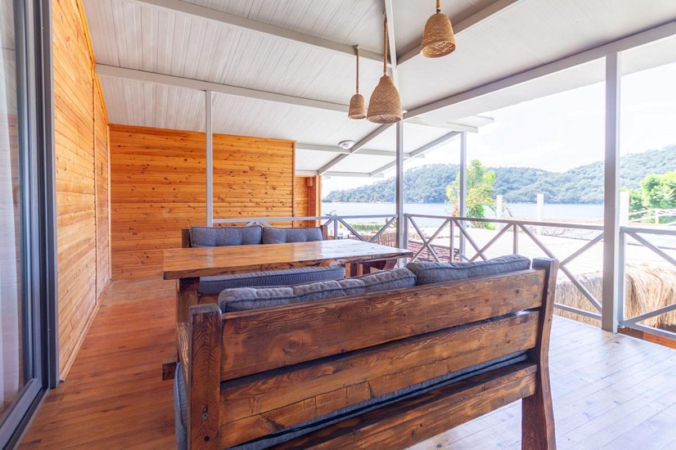 Bed & Breakfast 222 *