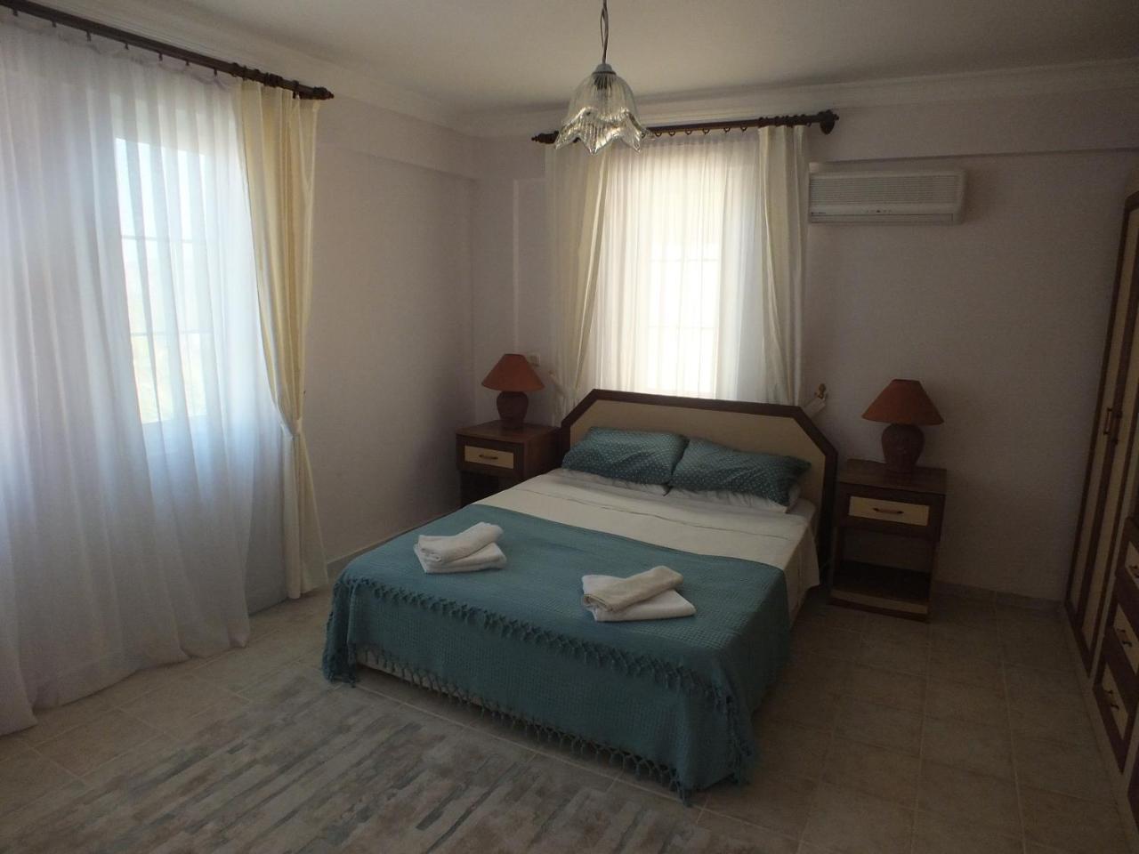 Nicholas Gate F 1 Hotel
